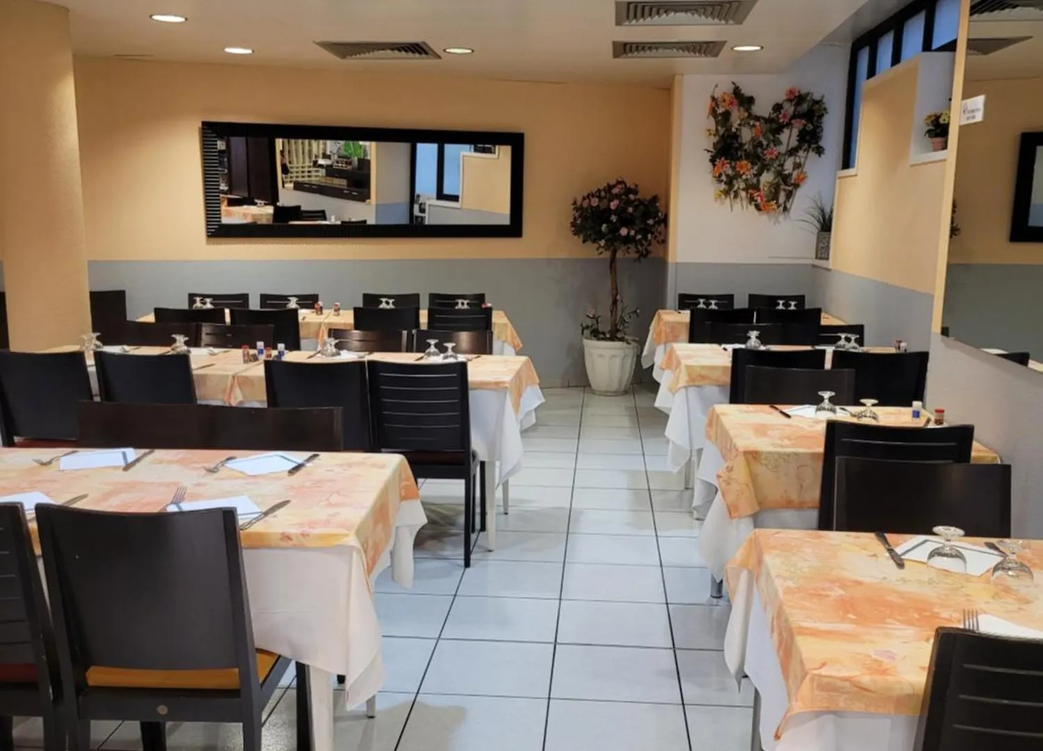 Hotel De Paris Lourdes 3*,